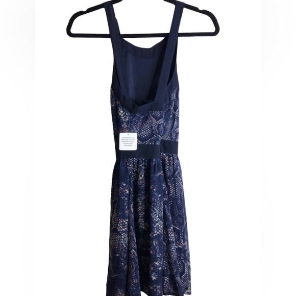 NEW JustFab Purple & Blue Printed Cross Back Mini Dress Size Small - Picture 3 of 9